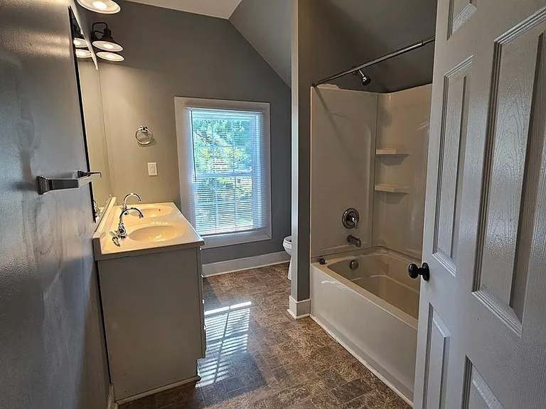 228 Charlotte Ave #B — Photo 9
