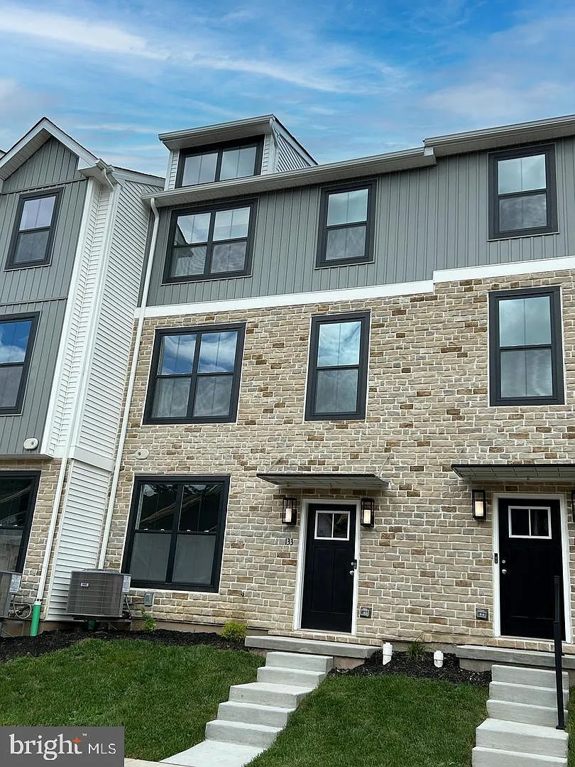 4 bed, 4.0 bath, 1867 sqft, $3,295 — Photo 2