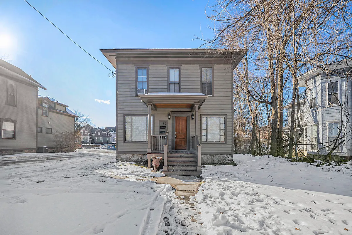 Building Photo - 127 Elm St #3