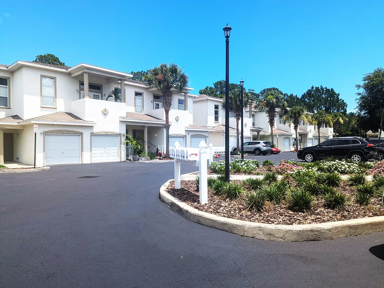 Devon Circle Apartments — Photo 1