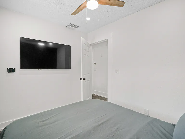 2009 W Dekle Ave #3 — Photo 8