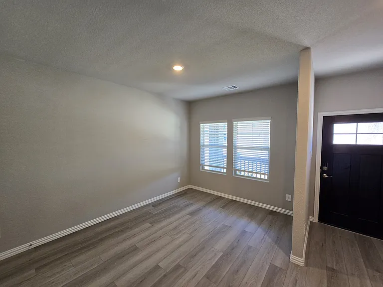 2223 Cliff Springs Dr — Photo 5