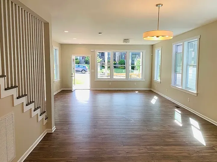 4 bed, 2584 sqft, $3,485 — Photo 2
