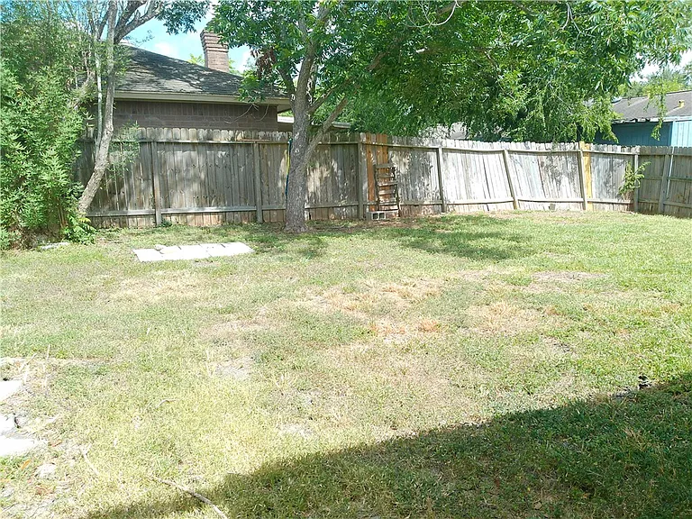 5230 Edinburg Cir — Photo 17