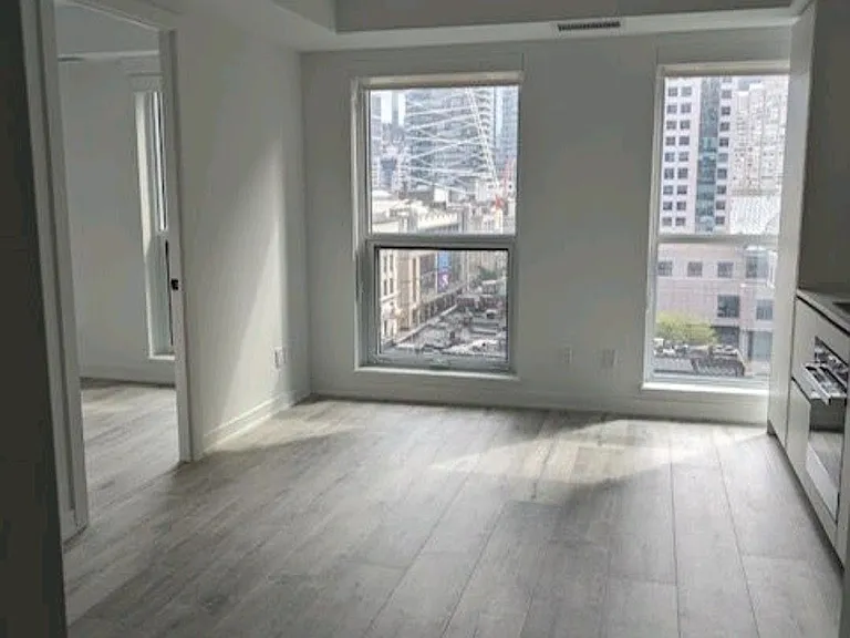 327 King St W #704 — Photo 3