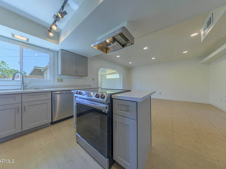 4558 N 15th Ave — Photo 16