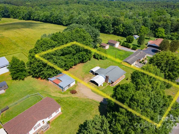 24 S Wallace Ln, Hiddenite, NC 28636