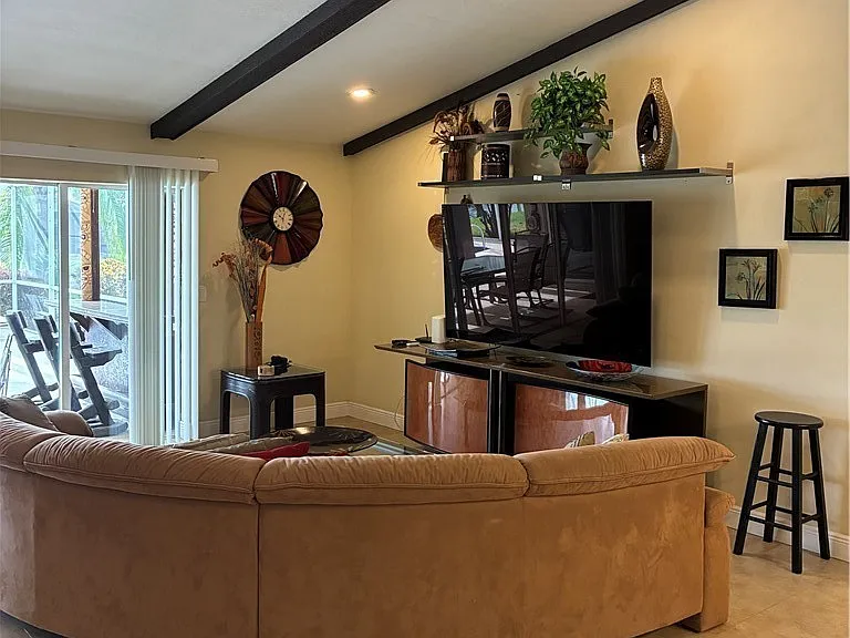 519 SE 20th Ct — Photo 3