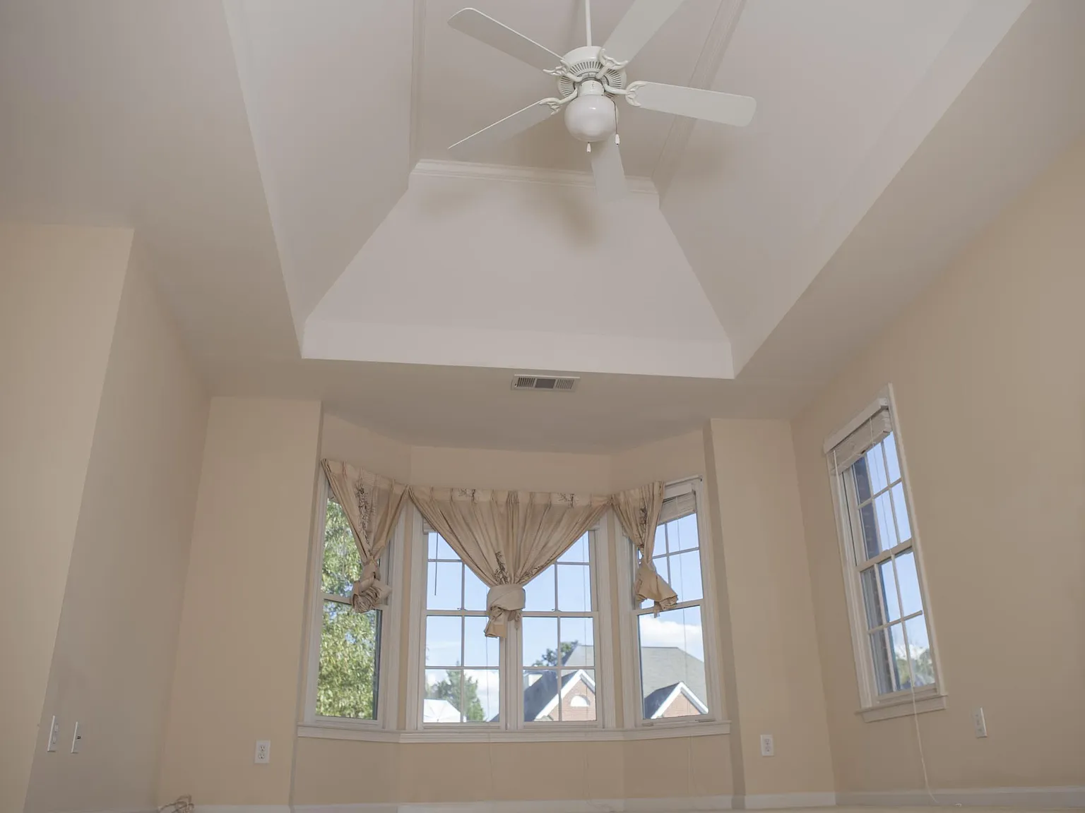 4 bed, 3.5 bath, 3545 sqft, $3,850 — Photo 2