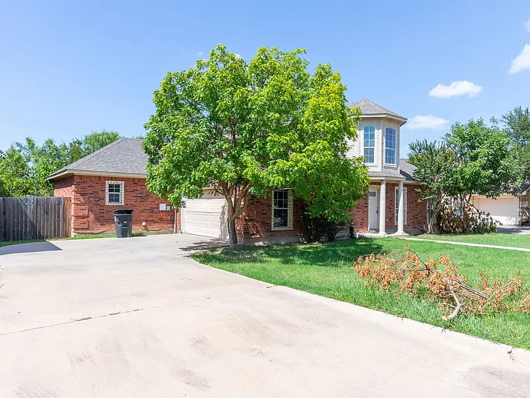 3310 Silver Oaks Dr — Photo 2