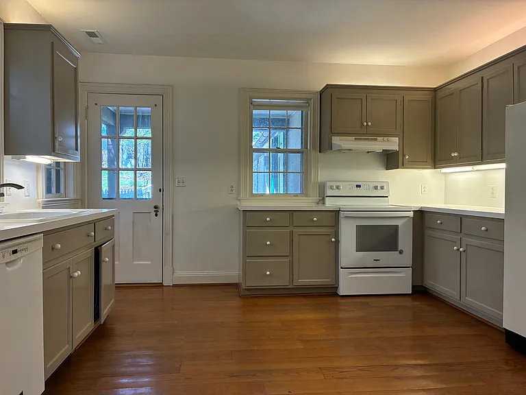Sherwood Ln — Photo 9