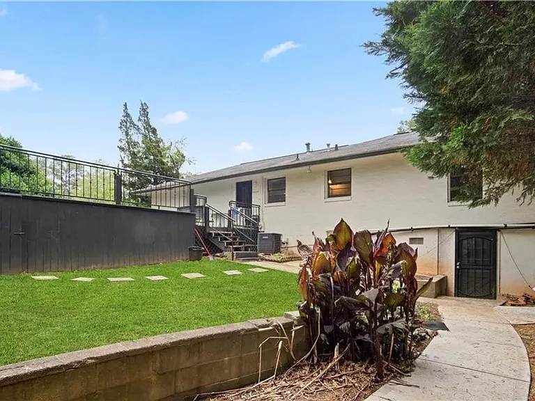 756 Patricia Dr — Photo 12