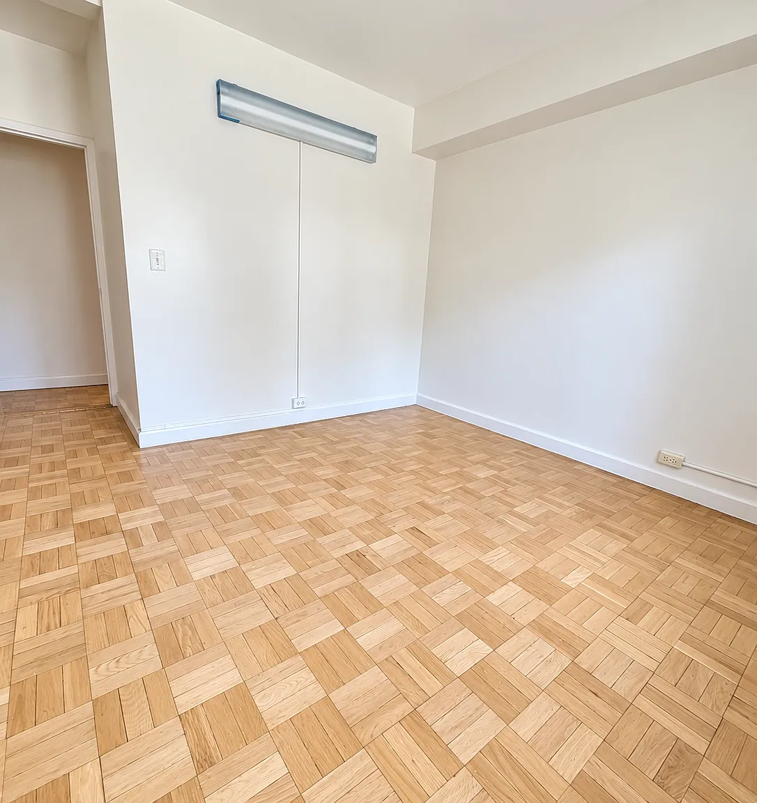 3 bed, 1100 sqft, $3,753 — Photo 2
