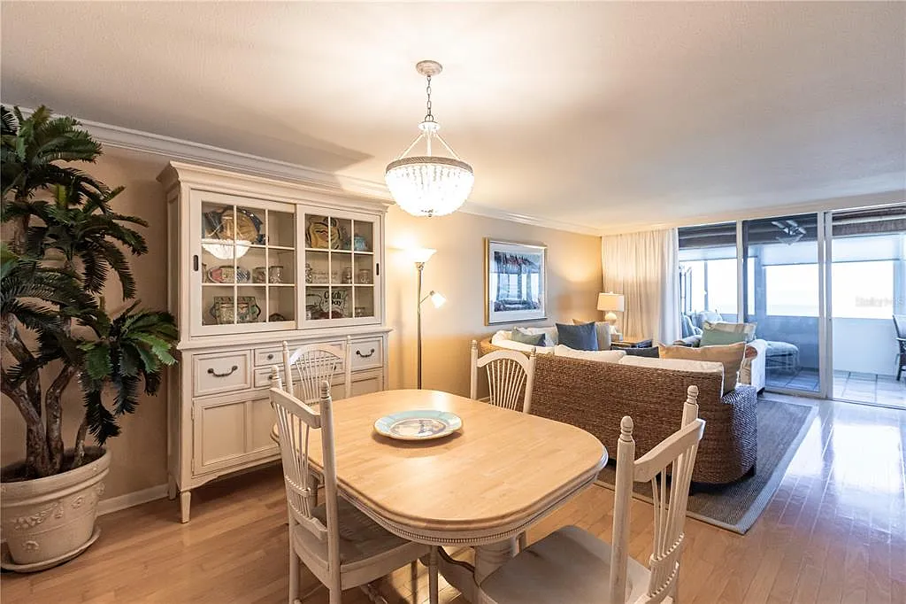 2 bed, 2.0 bath, 1105 sqft, $7,050 — Photo 3