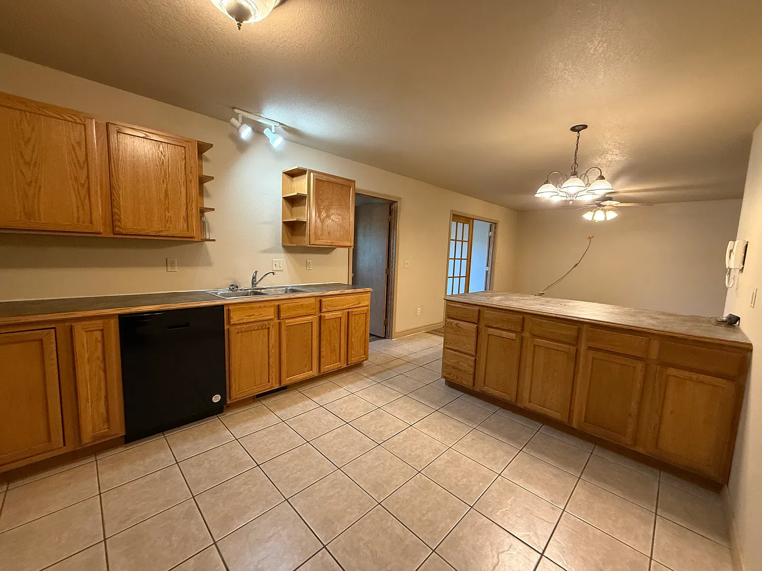 3 bed, 1.5 bath, $1,800 — Photo 4