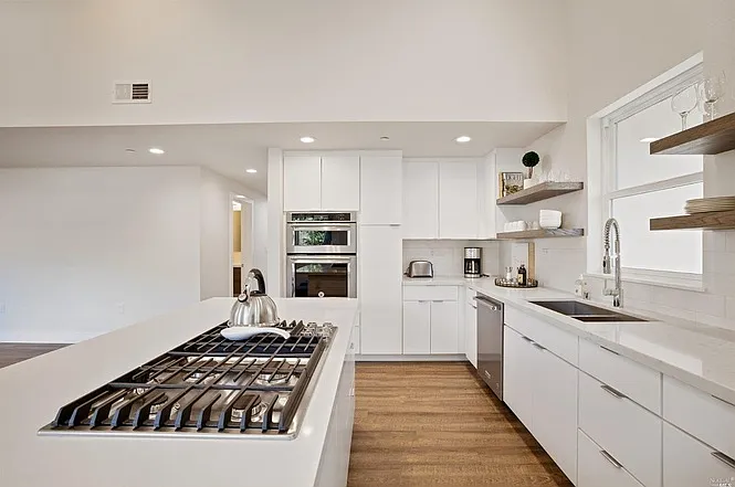 533 N Cloverdale Blvd — Photo 5
