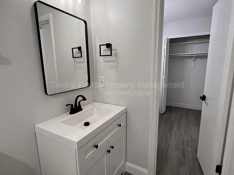 914 Robinhood Ct — Photo 13