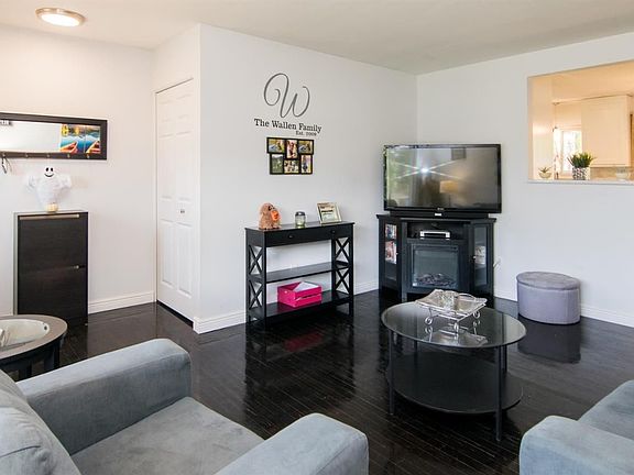 4th image of 565 Crestwood Cir