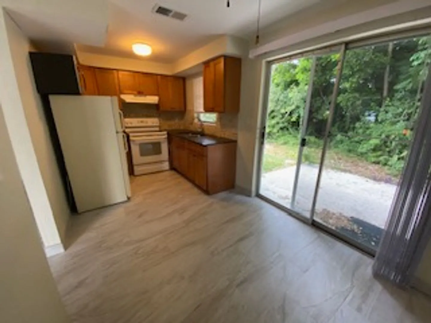 ** 2 Bedroom\1 Bath Duplex Ready For A Long-Term Tenant 12/15/2026 ** No Hoa So Move In Fast ** B... — Photo 2