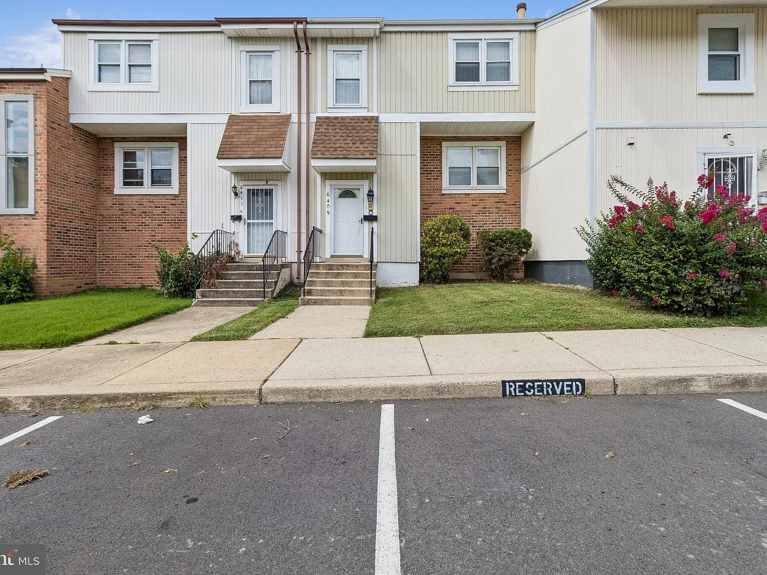 3 bed, 4.0 bath, 1364 sqft, $2,500 — Photo 2