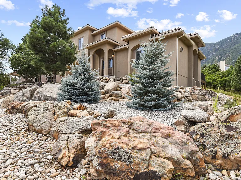 5440 Broadmoor Bluffs Dr — Photo 2