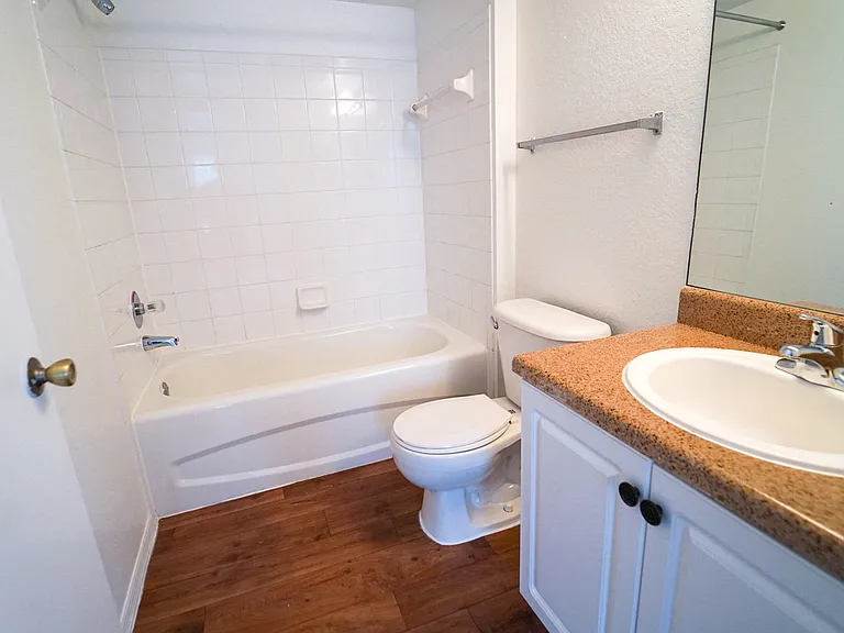 Whistler's Cove Apartments — Photo 24