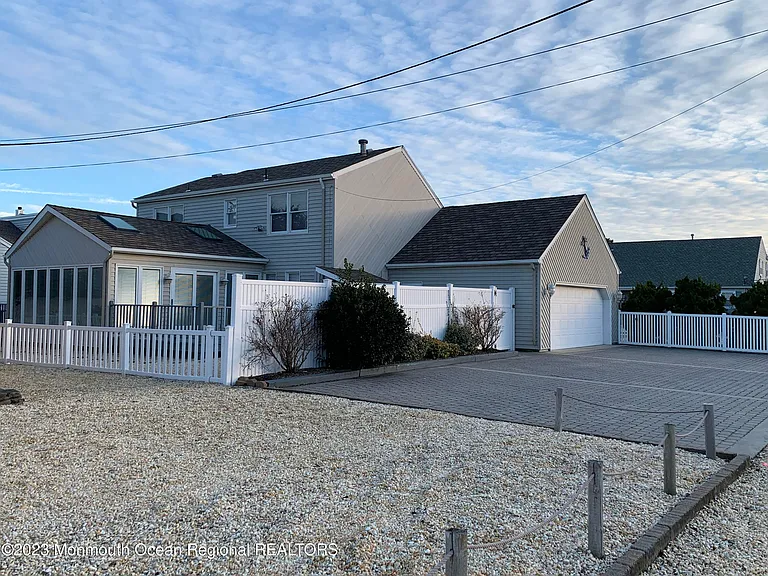 107 Carlton Pl — Photo 2
