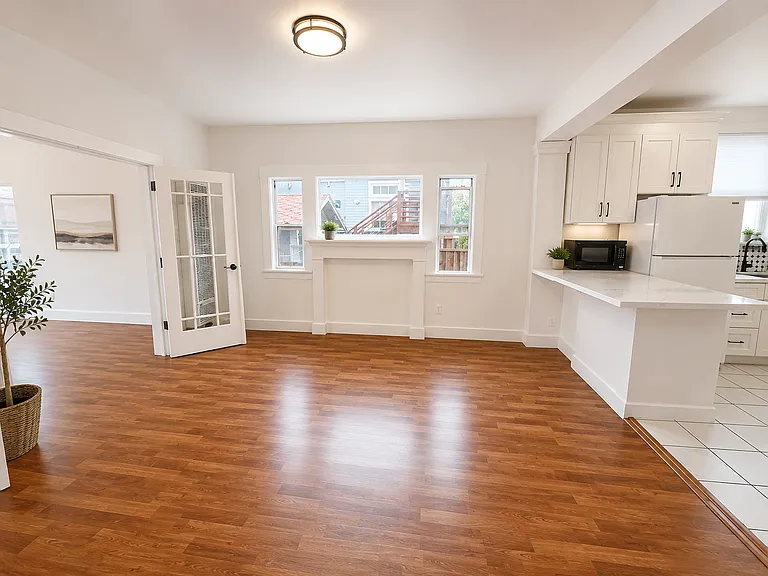 320 E 15th St #1 — Photo 4