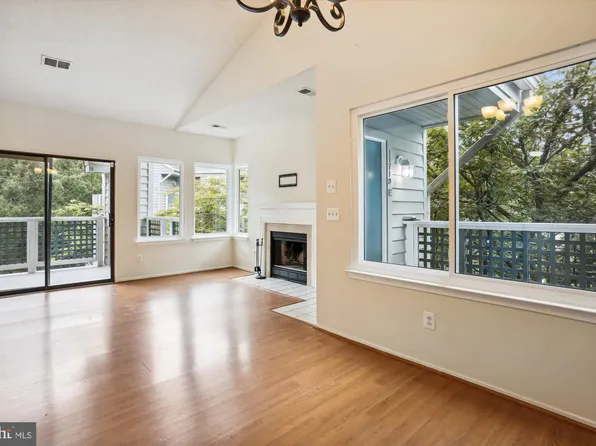 11719 E Summerchase Cir #1719, Reston, VA 20194