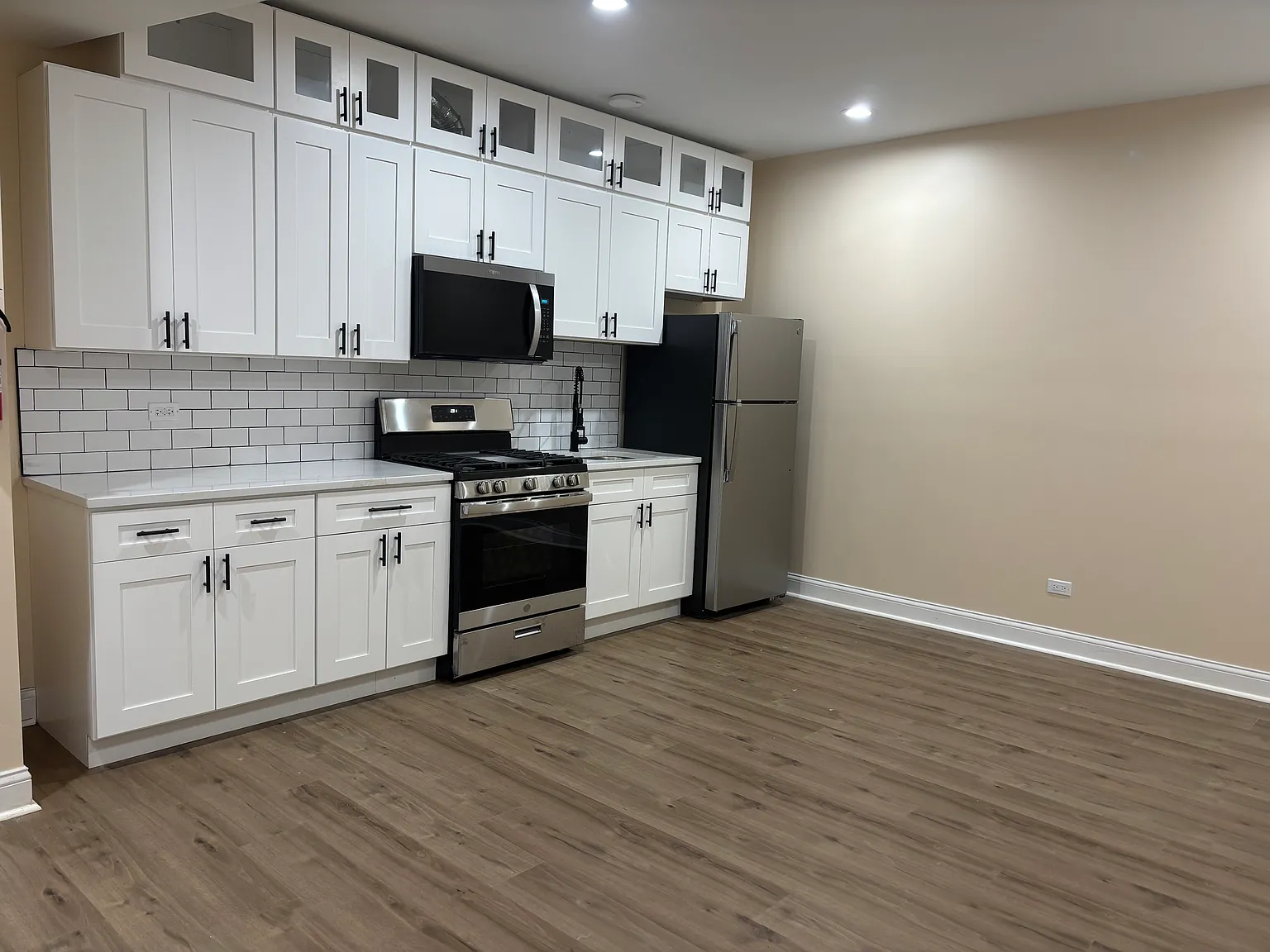 3 bed, 1100 sqft, $2,150 — Photo 2