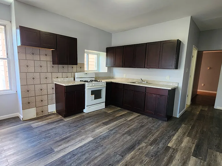 961 Grove St #2RE — Photo 5