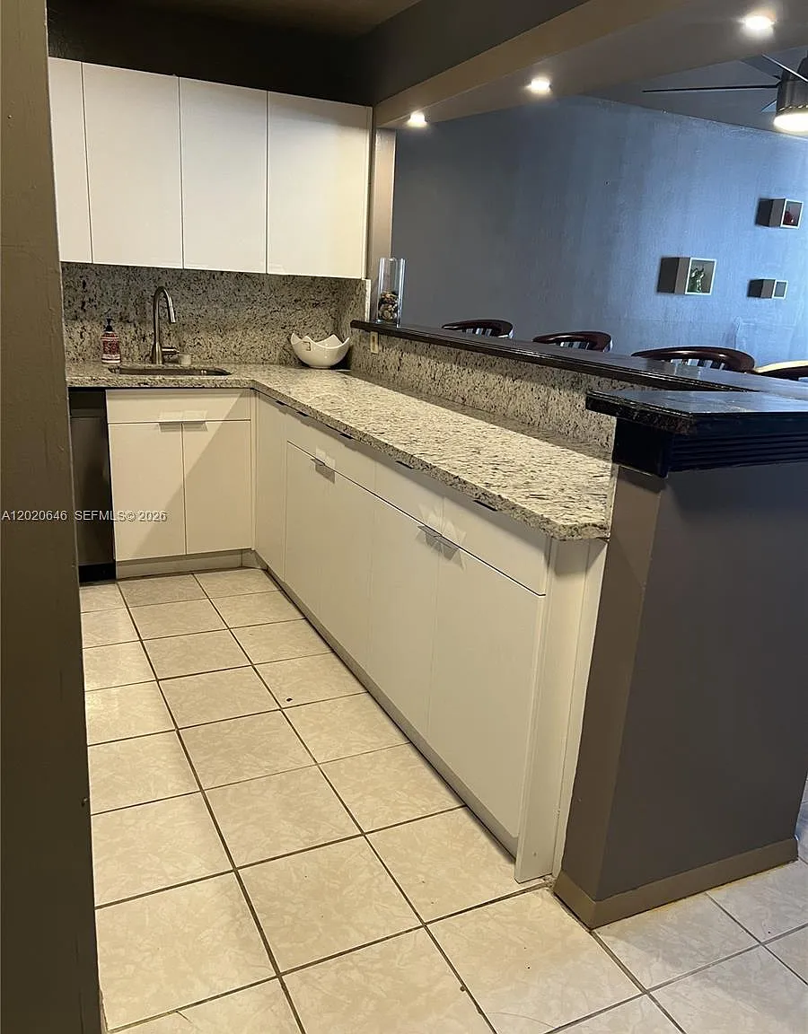 Imperial Towers Condo — Photo 3