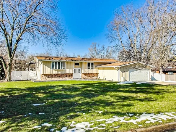 4N900 W Mary Dr, St Charles, IL 60175