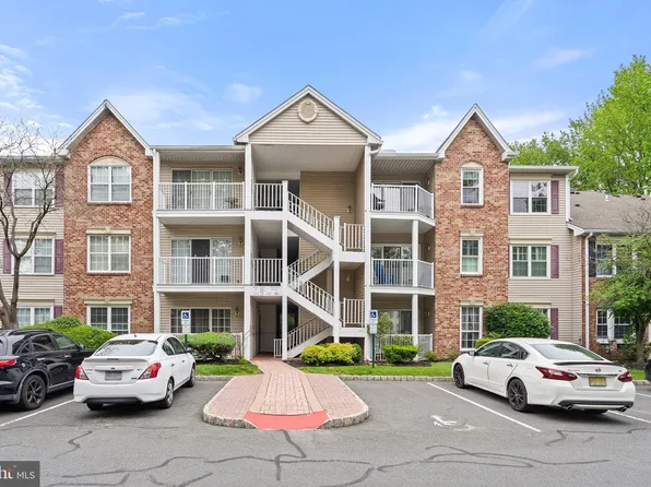 82 Cheverny Ct, Hamilton, NJ 08619