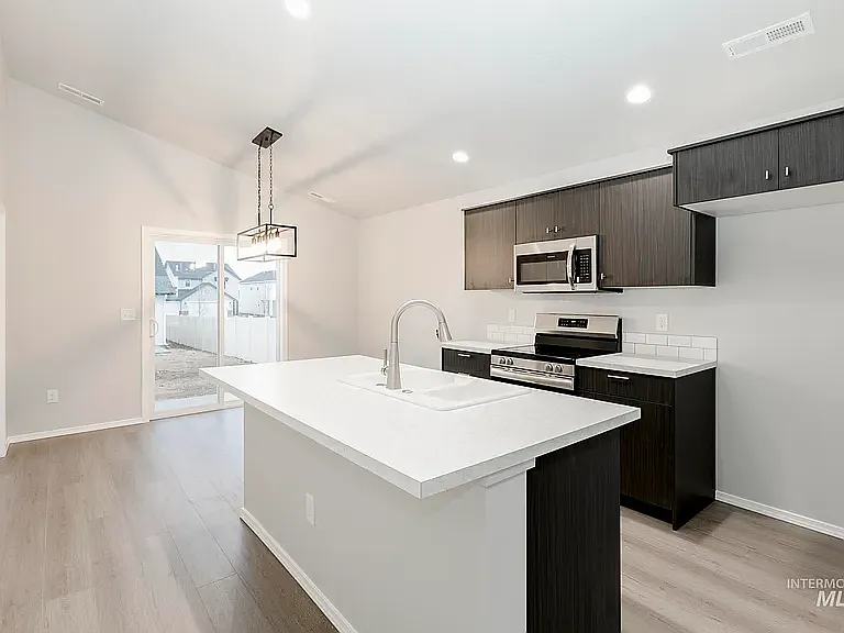 785 SW Alpha St — Photo 6