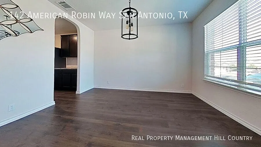 142 American Robin Way - 5 Bed / 2.5 Bath near Alamo Ranch — Photo 4