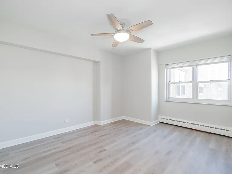 4970 N Marine Dr — Photo 10