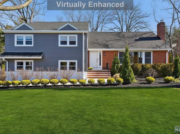 3 Karens Ln, Englewood Cliffs, NJ 07632