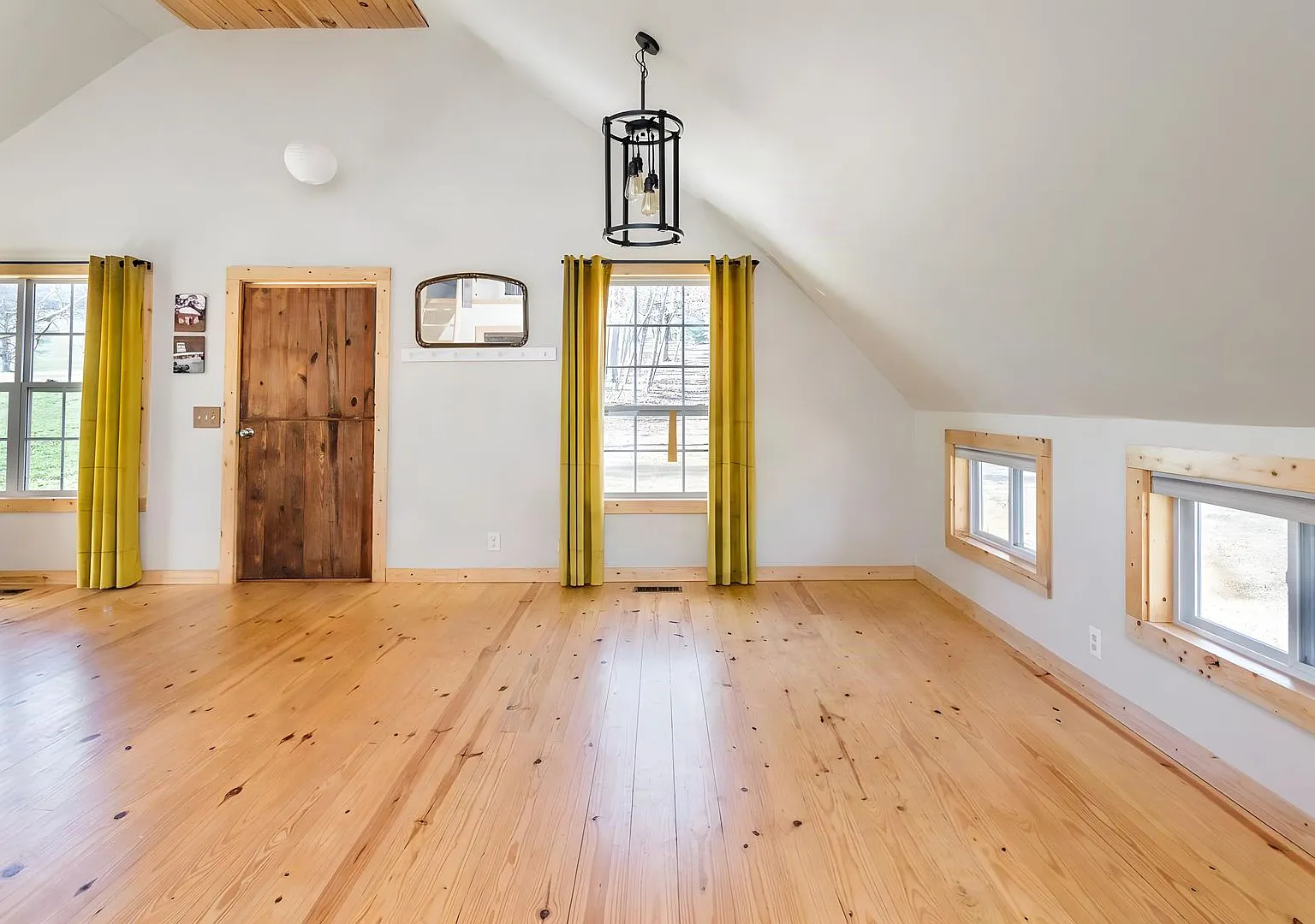 Barn-Style Modern Farmhouse with Mountain Views in Candler 30 Minutes to Downtown Asheville — Photo 4