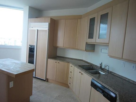 5th image of 300 S Pointe Dr APT 1003