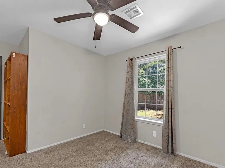 1108 W Fredericksburg St — Photo 23