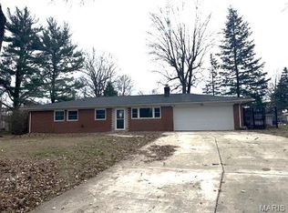 10 Wood Dr, Swansea, IL
