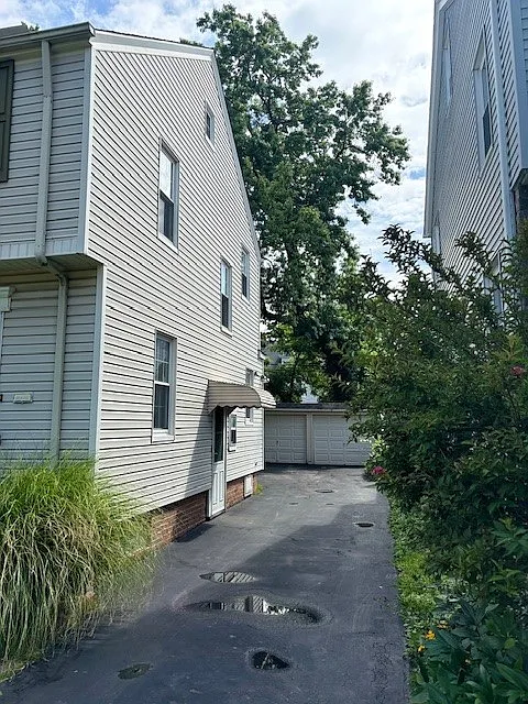 3 bed, 1.5 bath, 1831 sqft, $1,950 — Photo 2