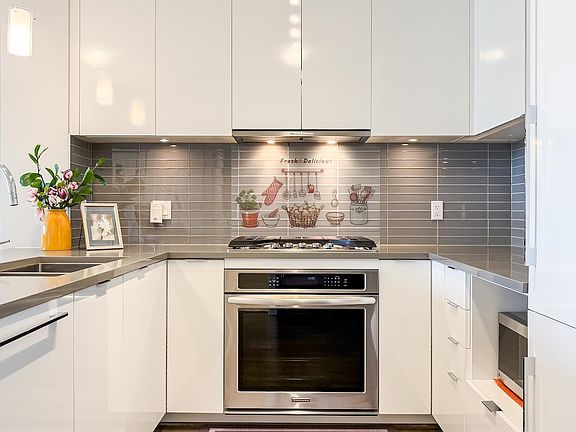 5th image of 9399 Alexandra Rd #513