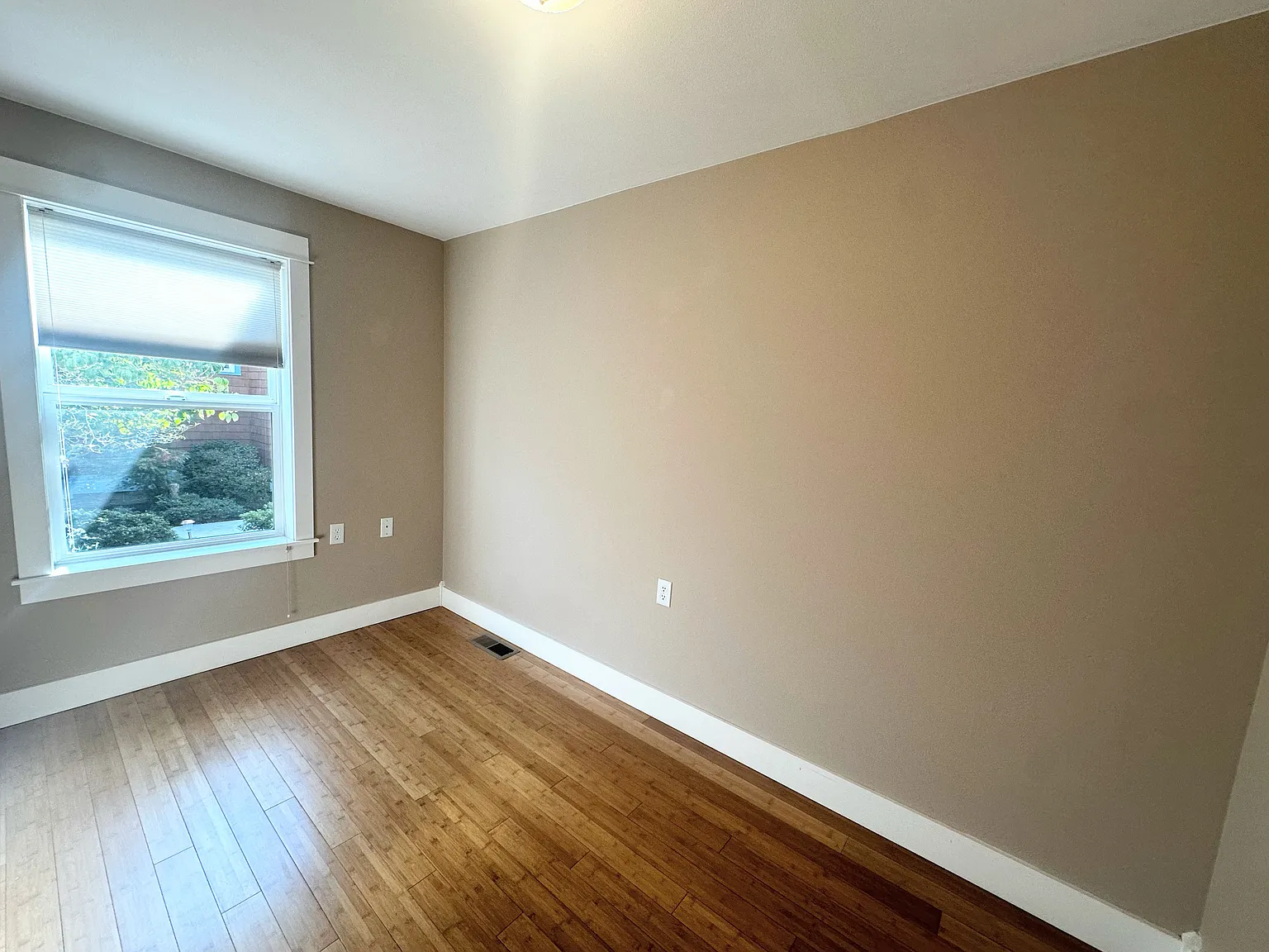 3 bed, 2.5 bath, 1996 sqft, $2,600 — Photo 3