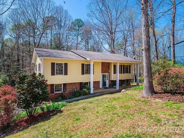 5451 Gunpowder Dr, Hickory, NC 28601
