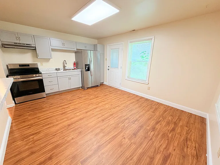 2035 N Graham Ave — Photo 6