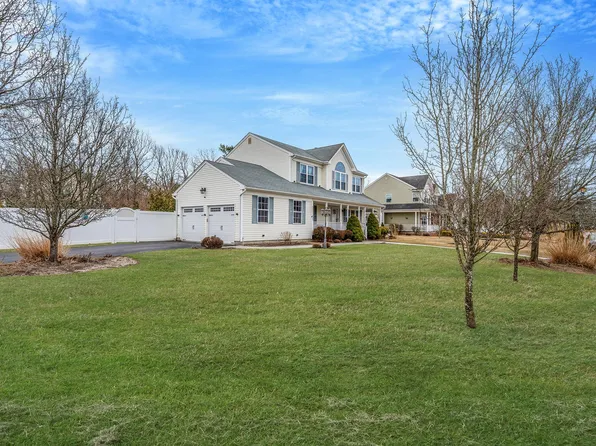 23 Williamsburg Way, Yaphank, NY 11980