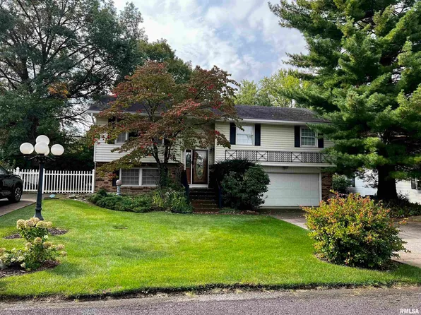 106 Timberview Dr, Macomb, IL 61455