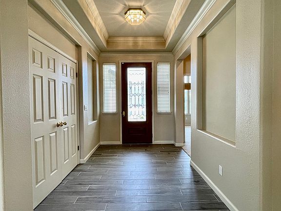 Large Entry/Foyer